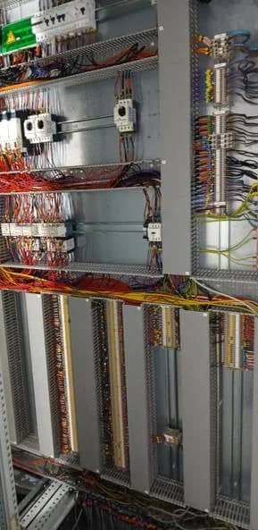 Armoire électrique propre après décontamination, première vue