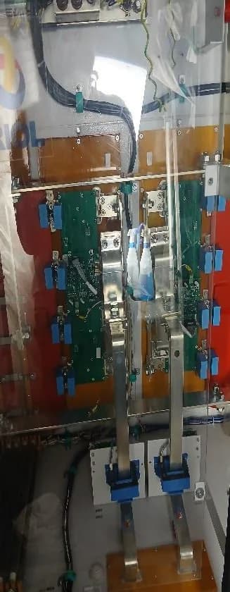Composants d'une armoire électrique après traitement