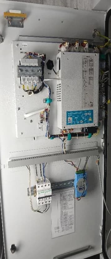 Intérieur d'une armoire électrique remis en état