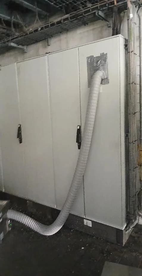 Armoire électrique pendant le traitement stop corrosion, première vue