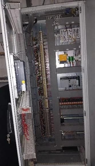 Intérieur d'une armoire électrique contaminée par la suie