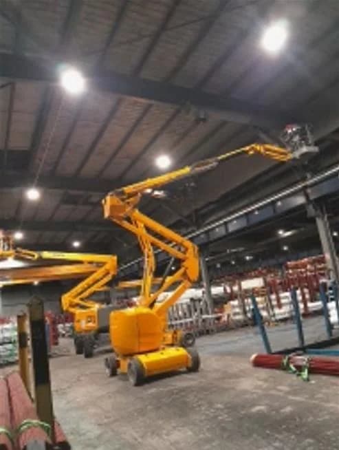 Première plateforme élévatrice pendant la décontamination de l'entrepôt