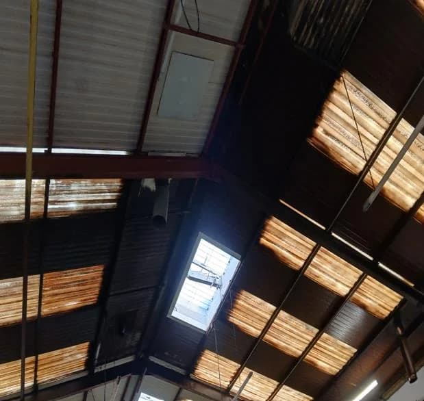 Toiture d'un entrepôt après incendie, deuxième vue