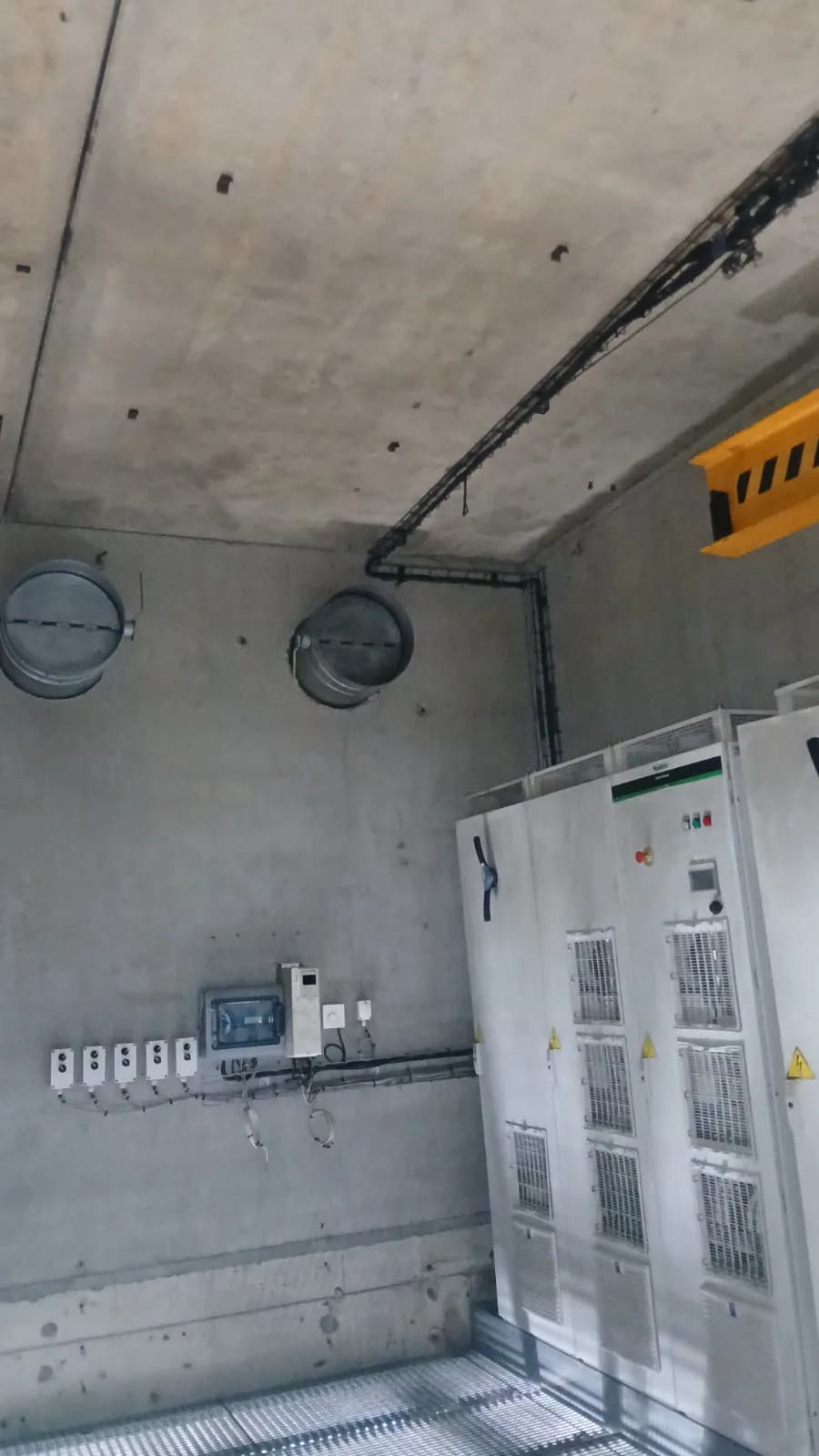 Local électrique après décontamination des surfaces contaminées par la suie
