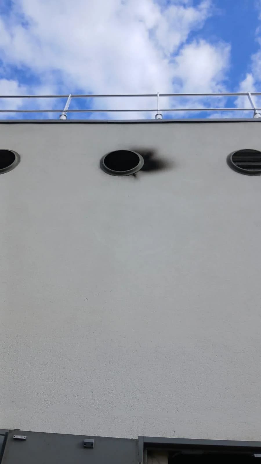 Façade d'immeuble marquée par la suie avant intervention