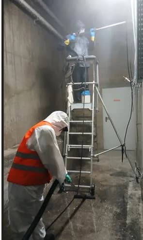 Technicien intervenant dans un local d'entreprise après un incendie