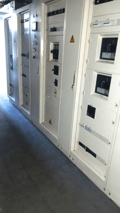 Rangée d'armoires électriques du local TGBT après intervention