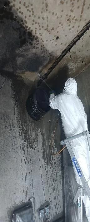 Technicien inspectant le local TGBT avant décontamination