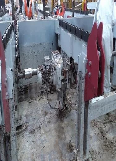 Machine industrielle souillée après le dégât des eaux