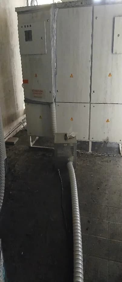 Armoire électrique pendant le traitement stop corrosion, deuxième vue