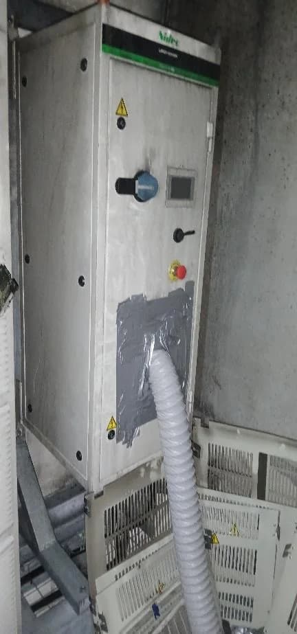 Armoire électrique pendant le traitement stop corrosion, troisième vue