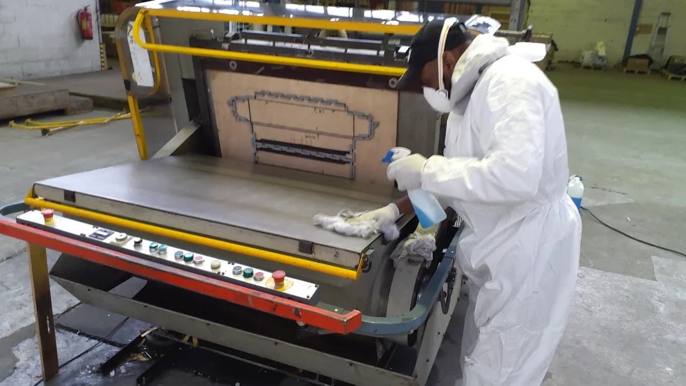 Technicien réalisant l’entretien manuel d’une machine de production