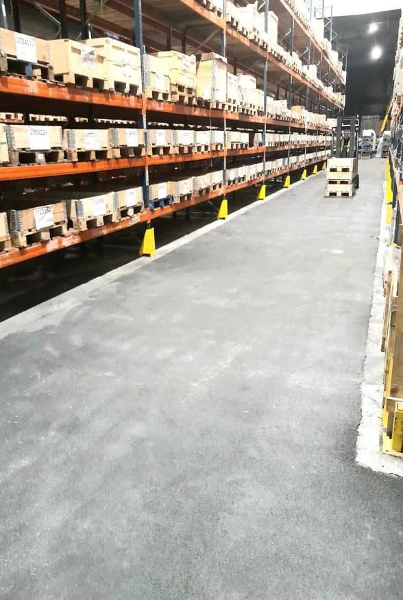 Sol et rayonnages de l'usine après décontamination