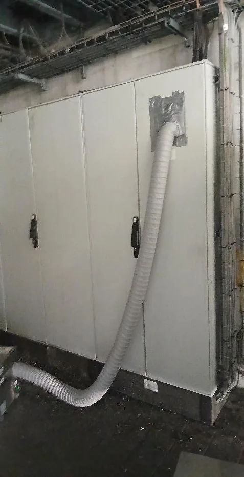 Armoire électrique pendant le traitement stop corrosion, première vue