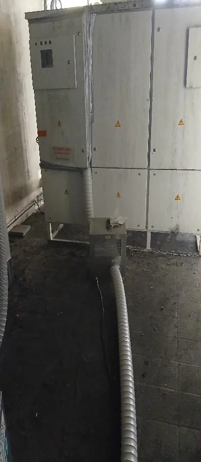 Armoire électrique pendant le traitement stop corrosion, deuxième vue