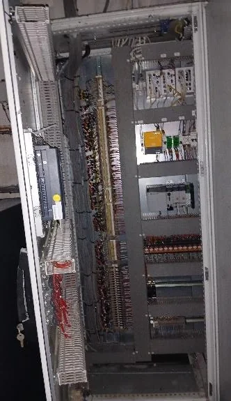 Intérieur d'une armoire électrique contaminée par la suie