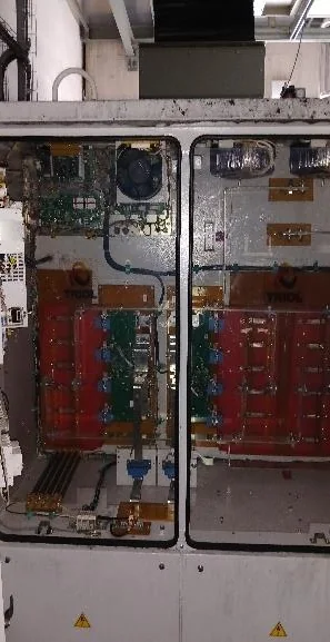 Composants d'une armoire électrique après incendie
