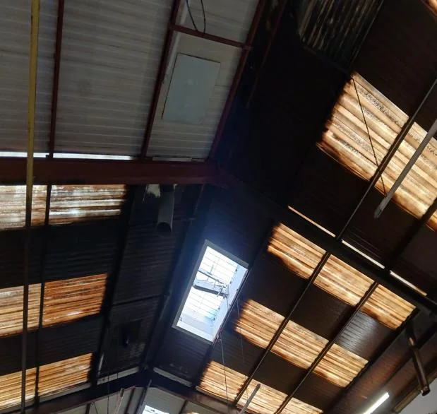 Toiture d'un entrepôt après incendie, deuxième vue