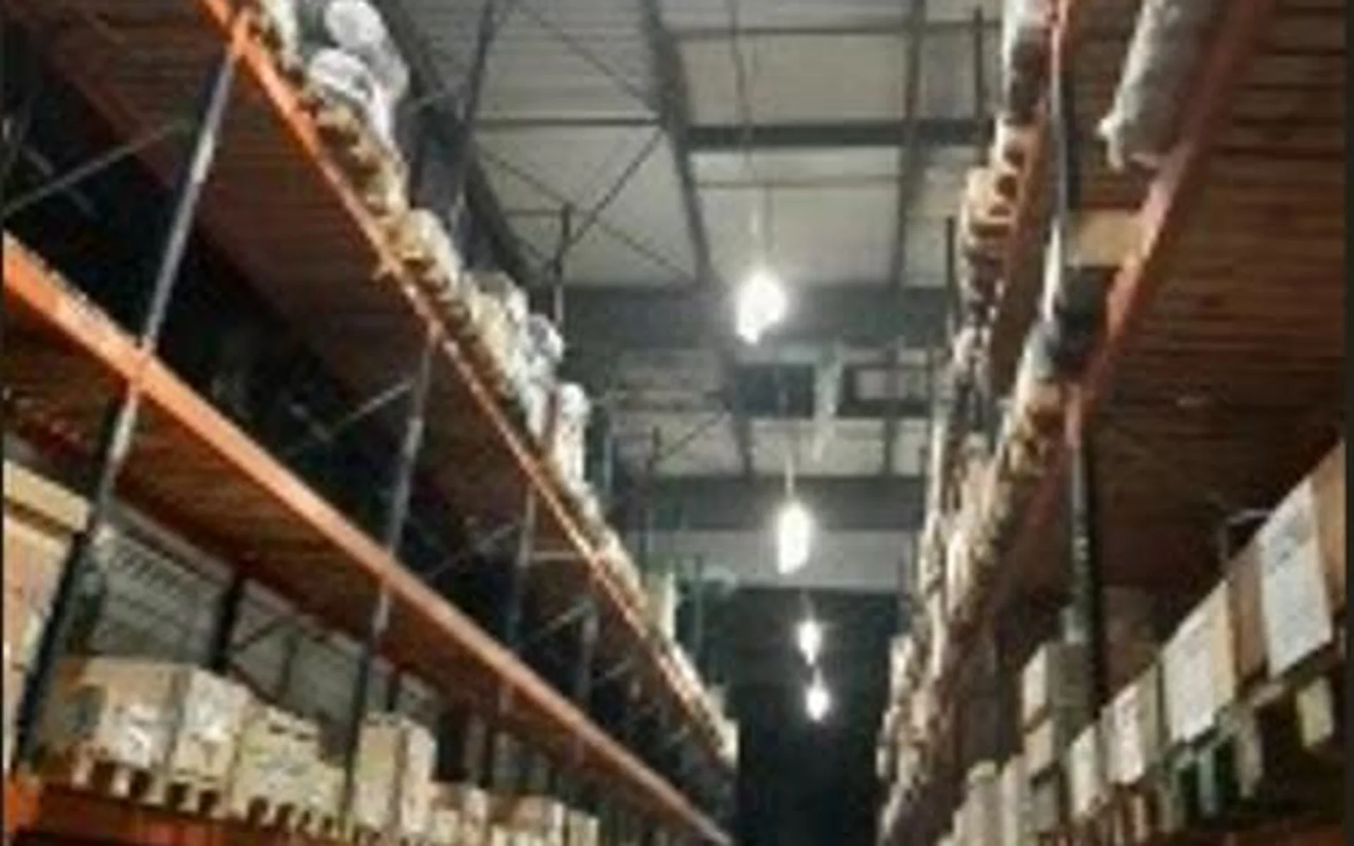 Entrepôt industriel après une intervention de décontamination