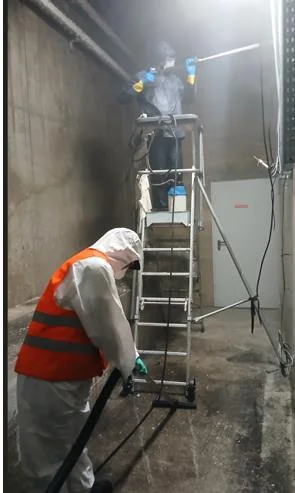 Technicien en intervention dans le local d'entreprise après incendie