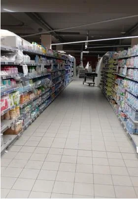 Rayons du supermarché après décontamination