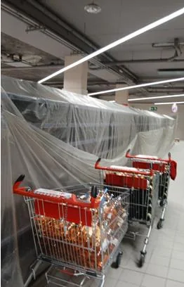 Zone des chariots d'un supermarché après incendie
