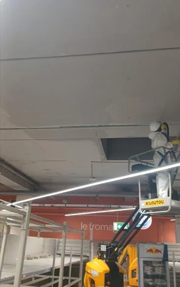 Plafond et installations du supermarché contaminés par la suie